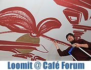 Grafitti Artist Loomit lässt es weihnachten im  FORUM Café. Bar. Restaurant (©Foto. Martin Schmitz)